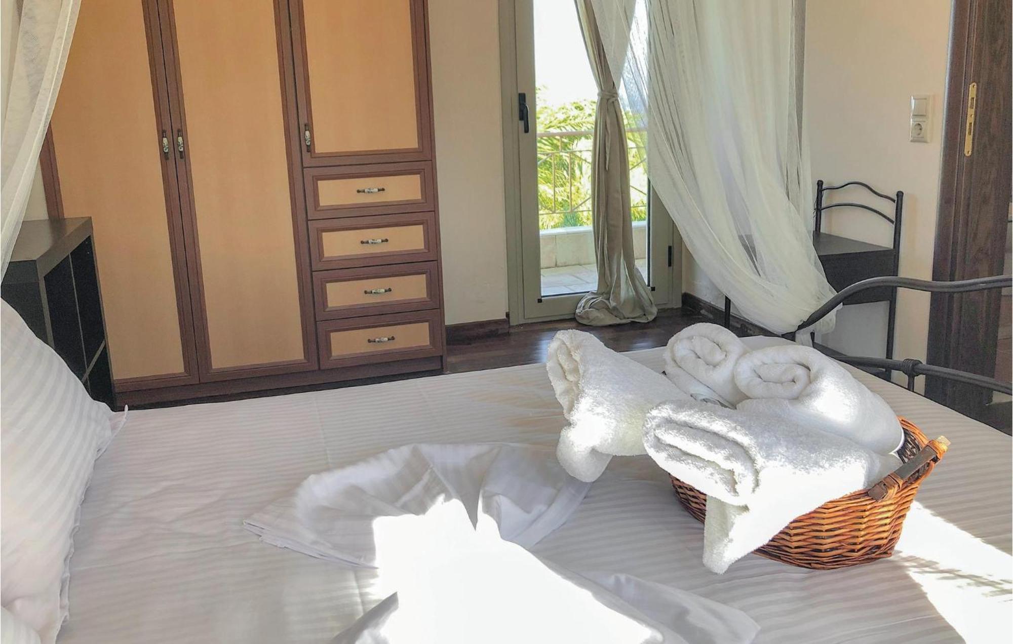 Amazing Home In Koroni With Wifi Экстерьер фото